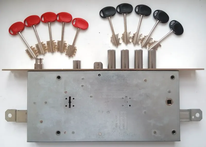 Дверний двосистемний врізний замок Mottura 54.793 D правосторонній