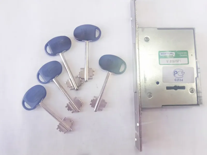 Дверной дополнительный сувальдный замок Mottura 40.751 